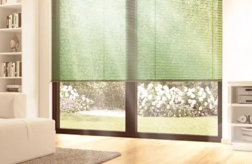 Wohnzimmerfenster mit grünen Innenjalousien